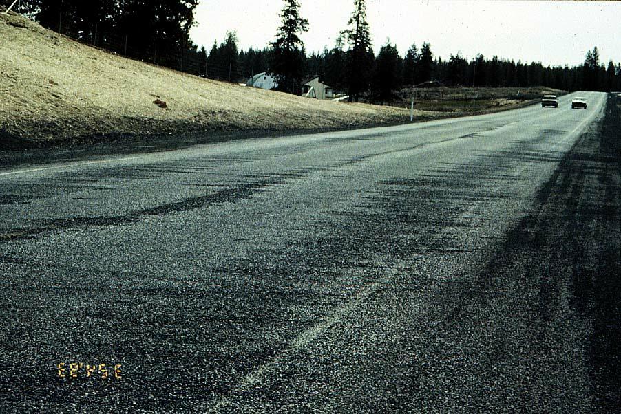 Yol yapım sahasında asfalt serim makinesi ve kaplamayı sıkıştıran tandem silindir